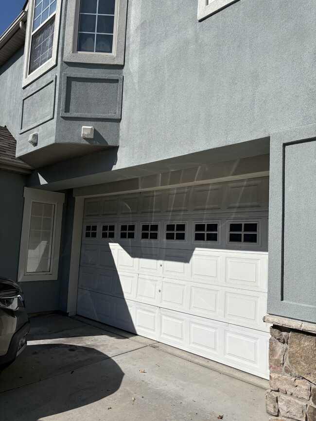 Building Photo - 921 Courtyard Ln