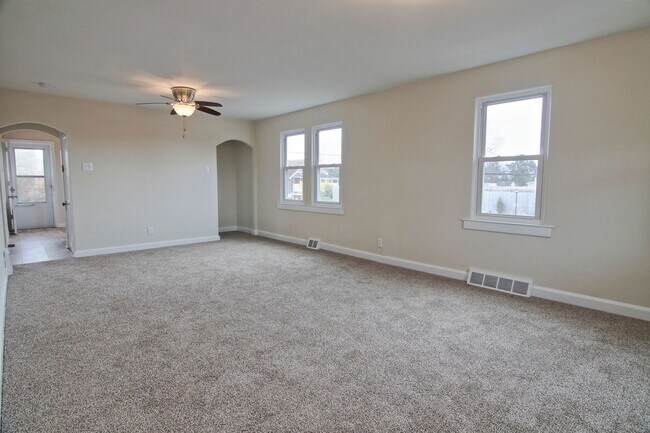 Building Photo - Charming Single Home Available Now!