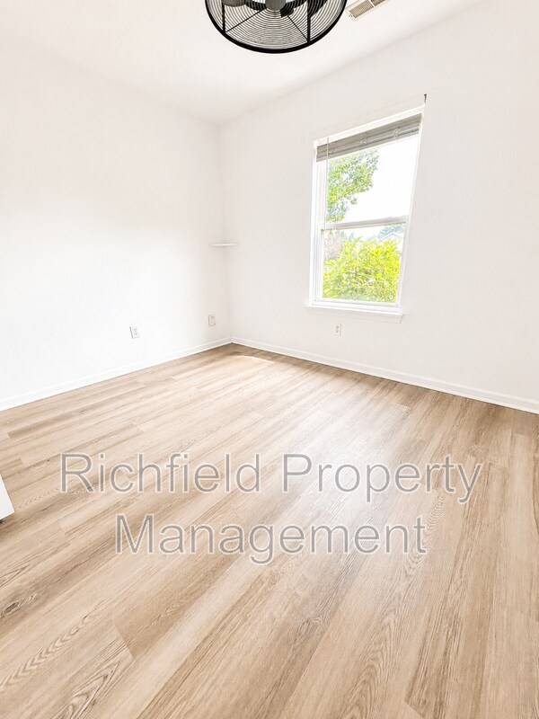 Foto del edificio - 1704 Crimson Ln