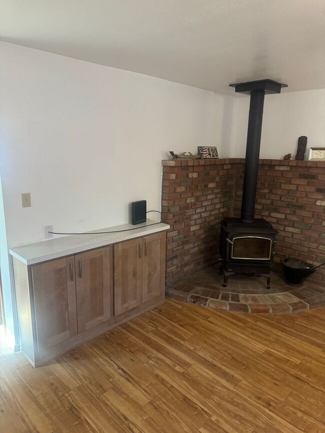 Building Photo - Cozy 2-Bedroom Home in Mountainaire | Backyard + Washer & Dryer