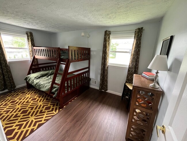 2nd Bdrm-double bed with twim upper bunk - 288 Downsview Dr