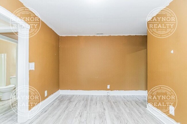 Foto del edificio - 643-643 Kenwood Ave