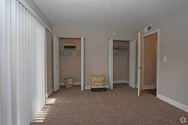 1BR, 1BA w/ Patio - 636 SF - Bedroom - Veranda Flats