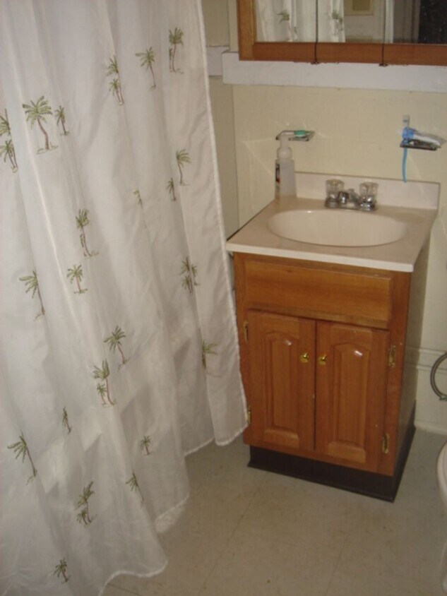 Foto del edificio - Studio with Alcove Great 1 bed alternatove On the green Line, Heat inc, NO FEE June Laundry