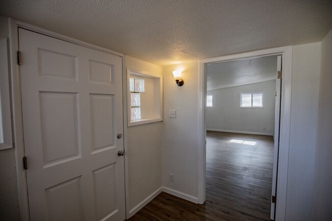 Building Photo - Newly Remodeled Home