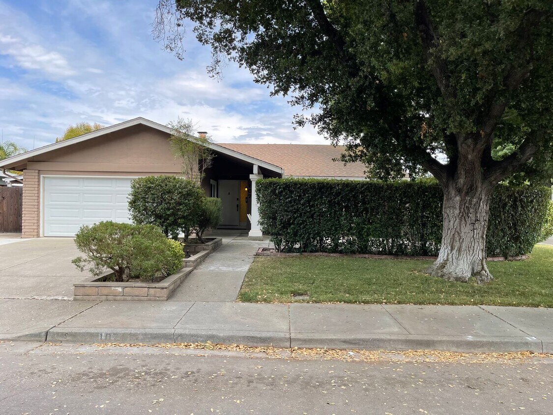 Primary Photo - Beautiful Remodeled Single-Family Home in ...