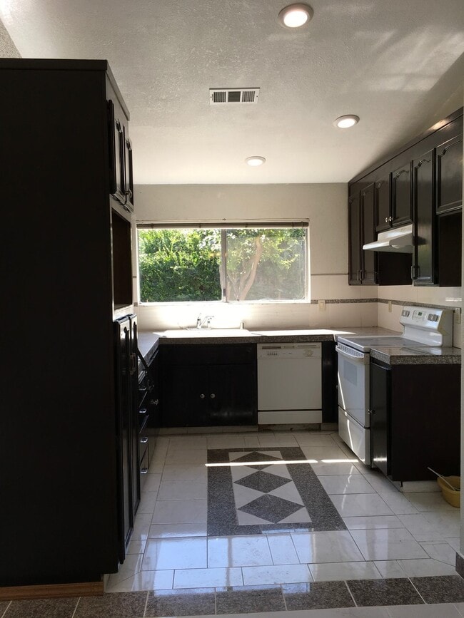 Building Photo - Beautiful single story home 3bedrooms, 2ba...