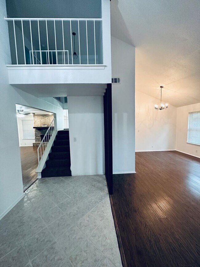 Building Photo - Easy access to Ft. Sam, downtown