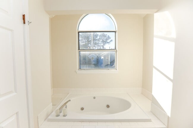 Building Photo - Low Maintenance Condo