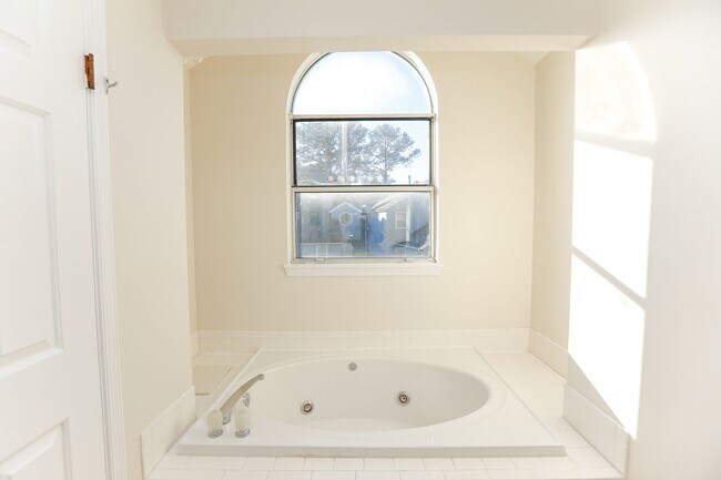 Foto del edificio - Low Maintenance Condo