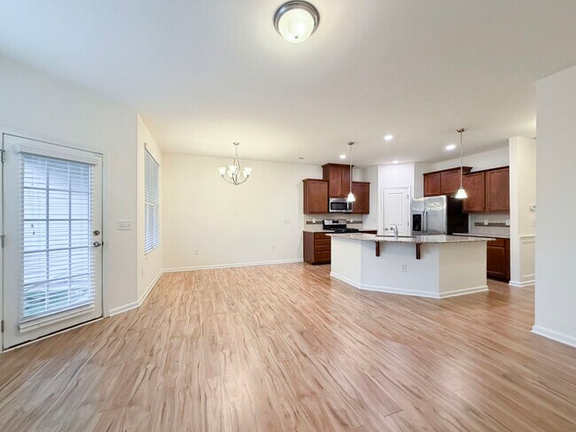 Building Photo - 907 Saratoga Dr