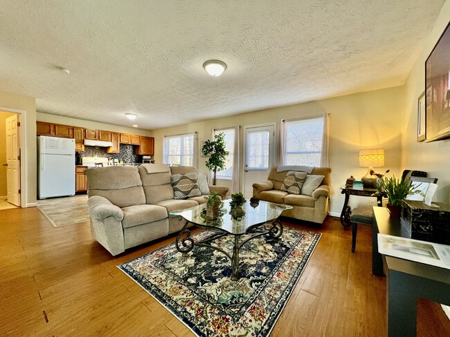 Great corporate furnished rental- close to everything. - Great corporate furnished rental- close to everything. House