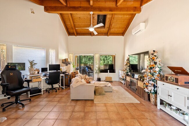 Foto del edificio - 3700 Las Pilitas Rd