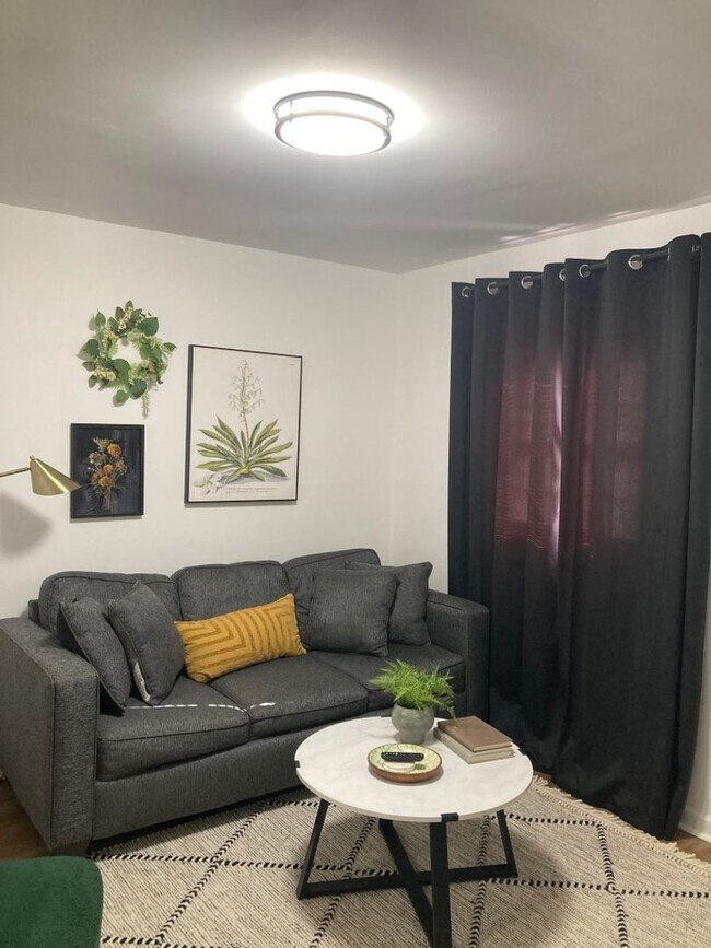 Foto del edificio - Ideal Midtown Location- Section 8 Eligible