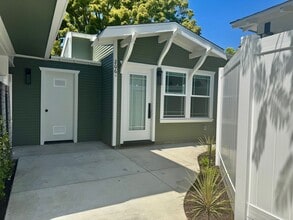 Building Photo - 206 W Brookdale Pl