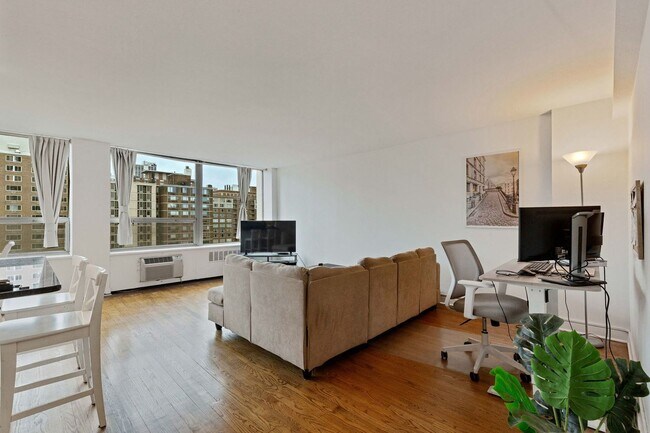 Foto del edificio - 1355 N Sandburg Terrace