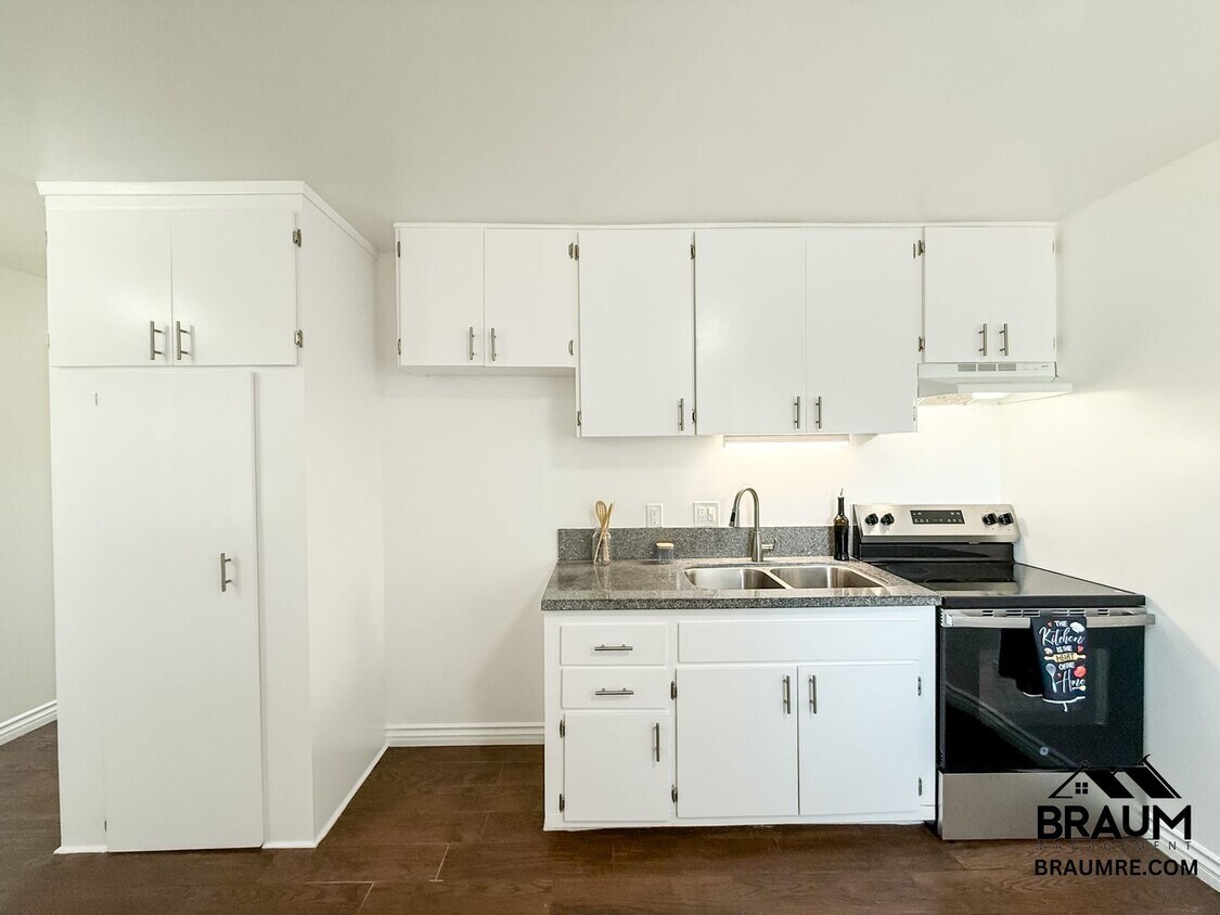 Foto principal - 15634 Leadwell St