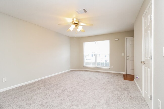 Foto del edificio - 8029 Logan Dr