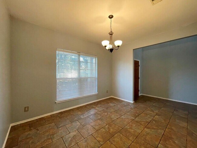 Foto del edificio - Charming two story corner lot available in...