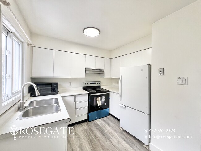 Photo du bâtiment - Spacious 4-Bedroom Townhouse with Front Porch & Parking in London