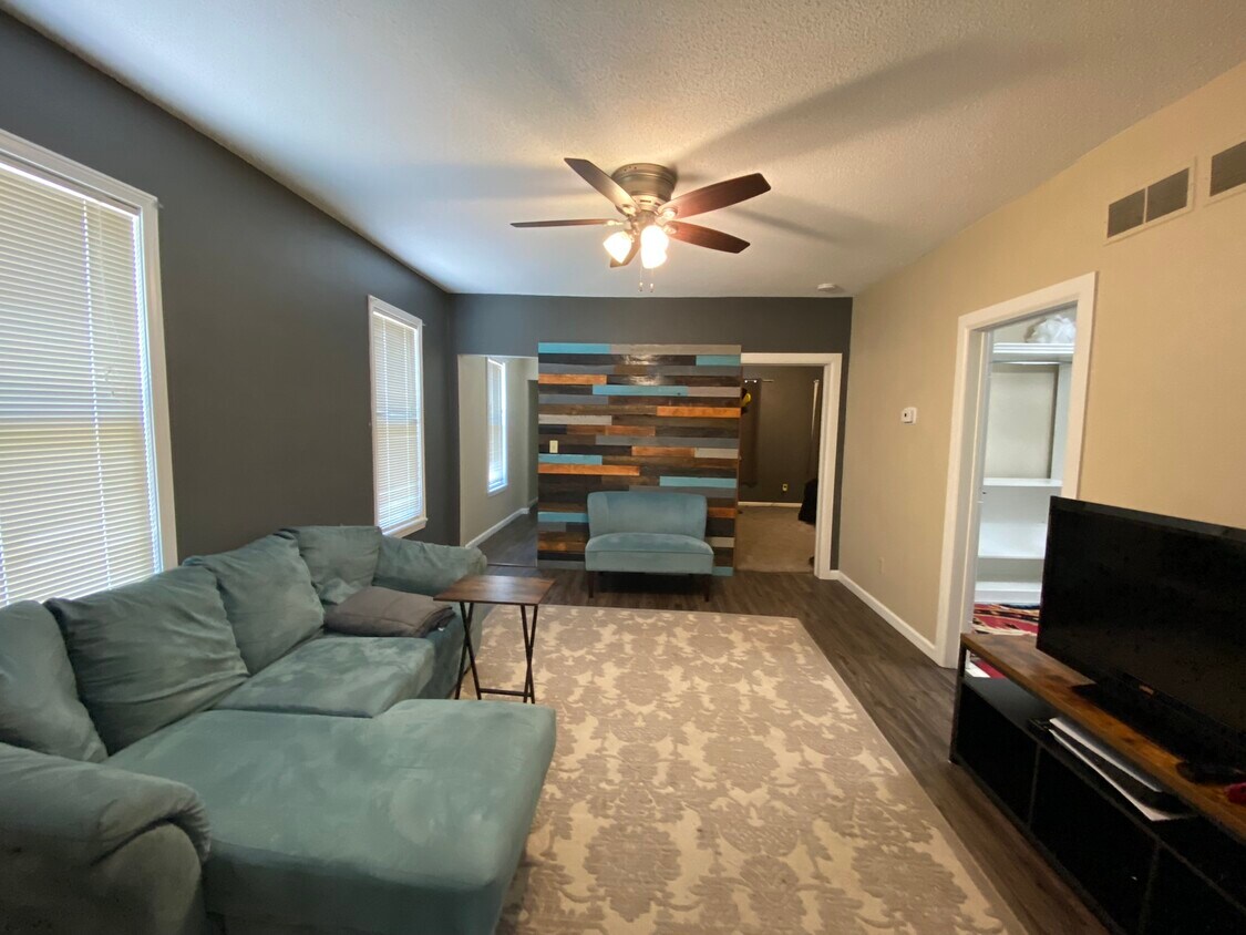 Foto principal - 6902 Saint James St