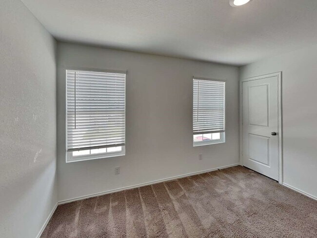 Foto del edificio - 144 Parish Ln