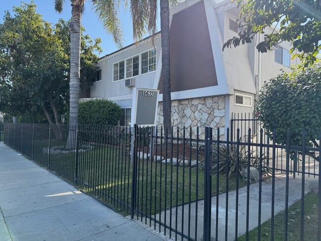 Foto del edificio - 6633 Woodley Ave