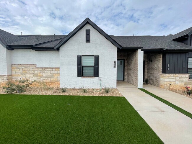 Building Photo - Luxury Two Bedroom Townhome in Abbey Glen ...