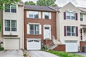 Building Photo - 424 Woodstock Ln