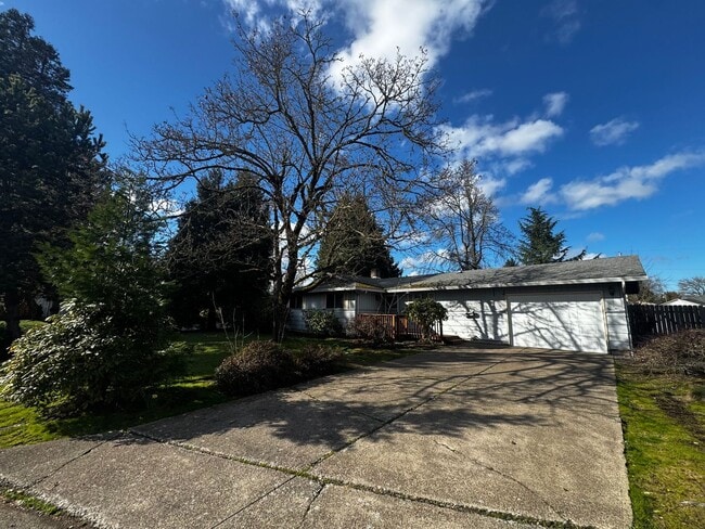 Building Photo - All new flooring and paint! Huge lot, desirable neighborhood!! Some new appliances, new light fix...