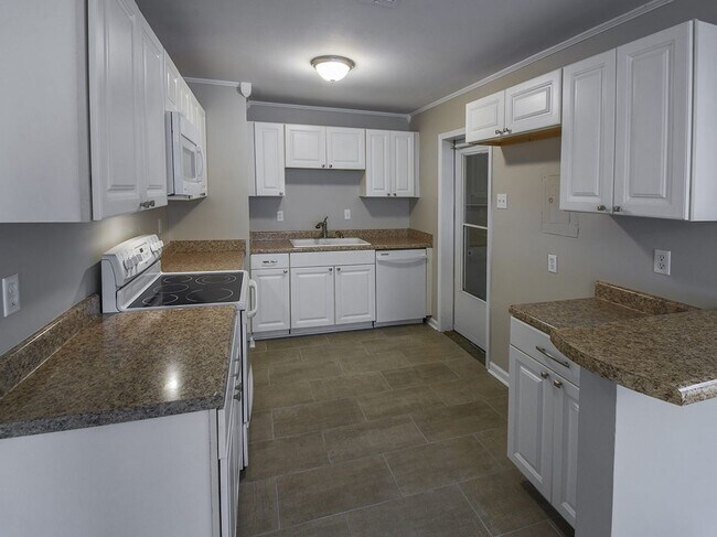Building Photo - Updated 3 bed, 1.5 bath home with great curb appeal.