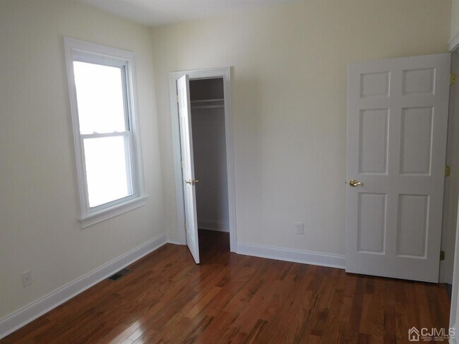 Building Photo - 124 Louis St