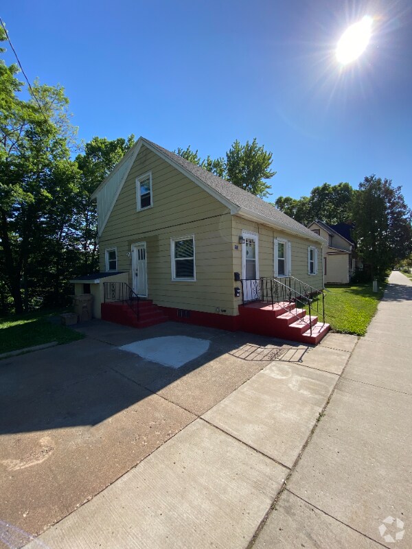Building Photo - 605 Menomonie St