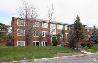 Building Photo - 32 Heathrow Dr