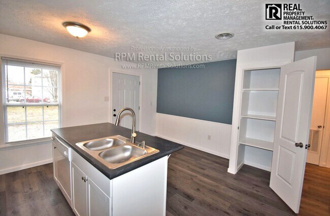 Building Photo - Gorgeous remodeled 3BR/2BA duplex, minutes...