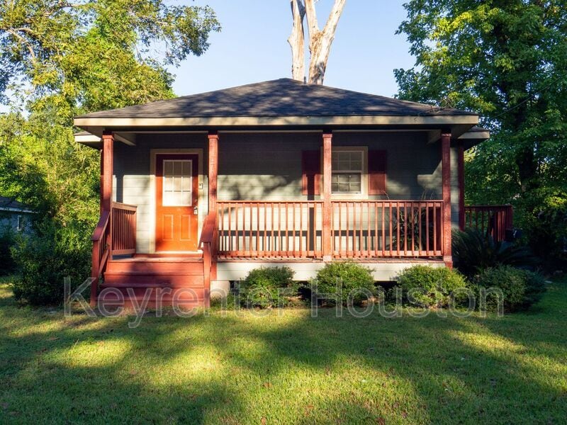 Primary Photo - 5706 Tuskegee St