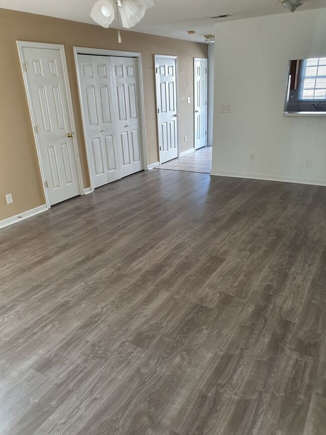 Building Photo - Beautiful 2 bed 1.5 bath townhome