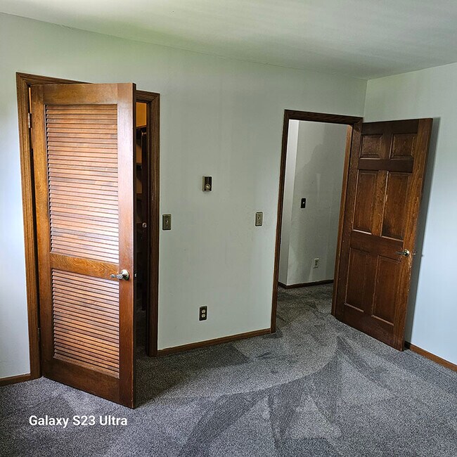 Foto del edificio - 1224 E Decorah Rd