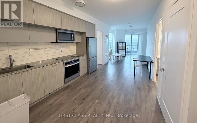 Building Photo - 585 Bloor St E