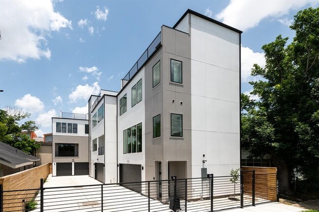 Building Photo - 3110 Live Oak St
