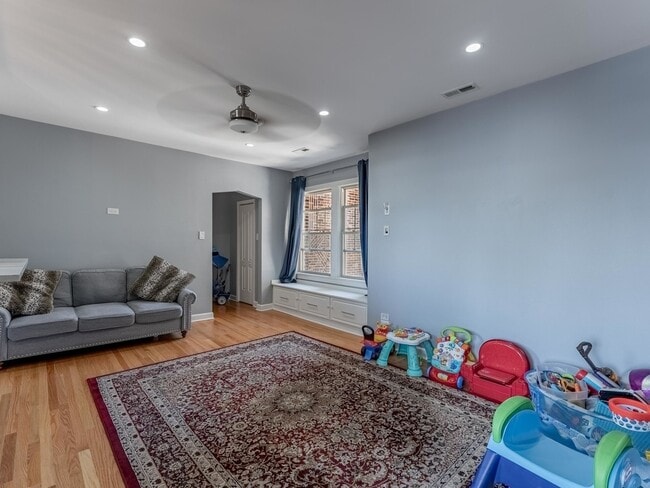Foto del edificio - 5717 N Kimball Ave
