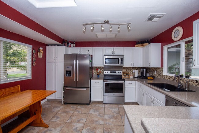 Building Photo - Ocean, Mountains & Sunset Views - 27 PV Pa...