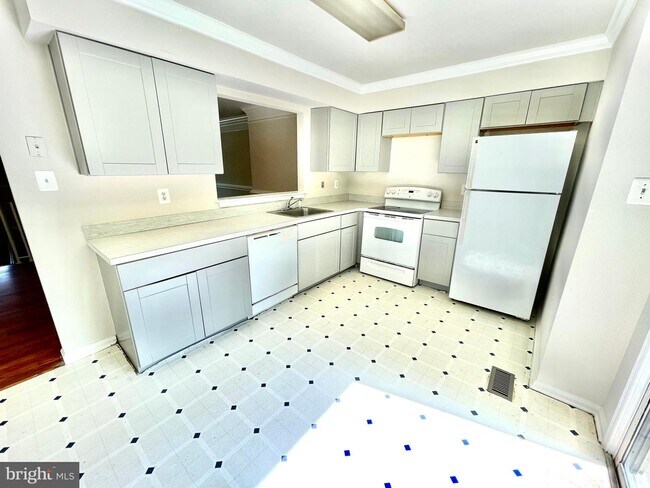 Building Photo - 7341 Rokeby Dr