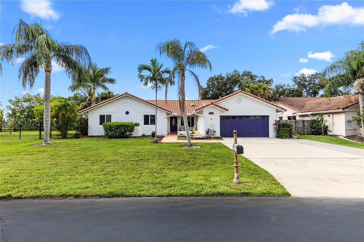 Foto principal - 15800 Surrey Cir