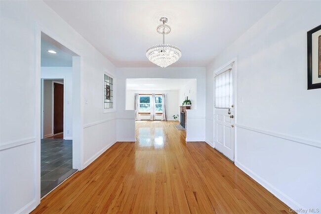 Building Photo - 121 Manhasset Ave