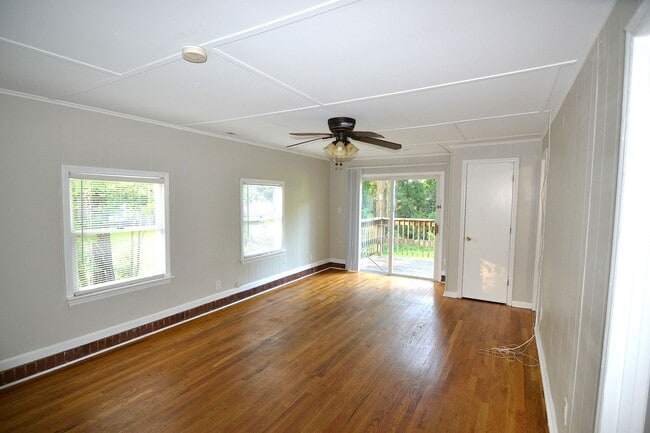 Building Photo - Great 4 bed / 5 Full Bath Home Near NC Sta...