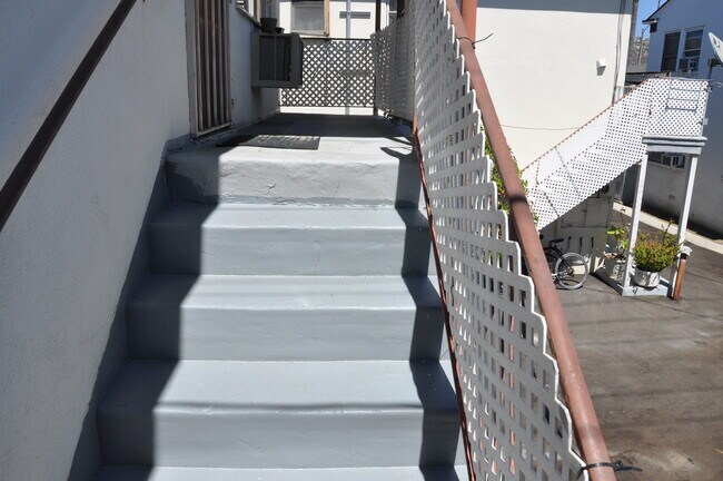 Foto del edificio - 818 W Glenoaks Blvd