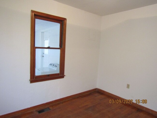 Building Photo - centrally located, pets negotiable with ow...