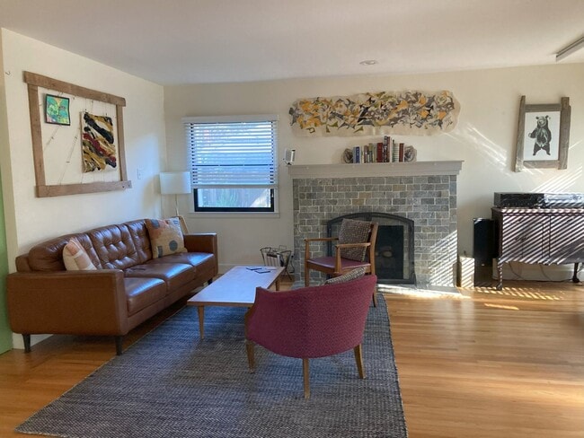Building Photo - Beautiful Home Walking Distance To Town an...