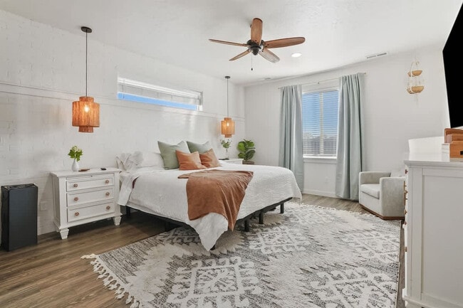 Foto del edificio - 304 Cliff Swallow Ave